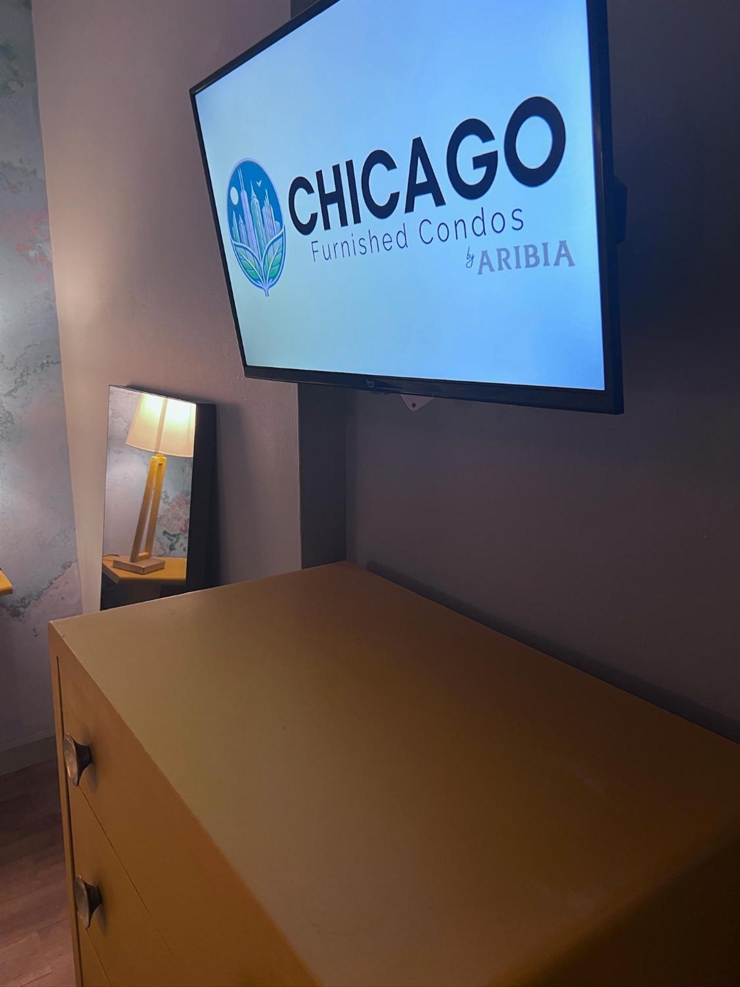 Cozy Castle - Centrally Located Connected Apartment Chicago