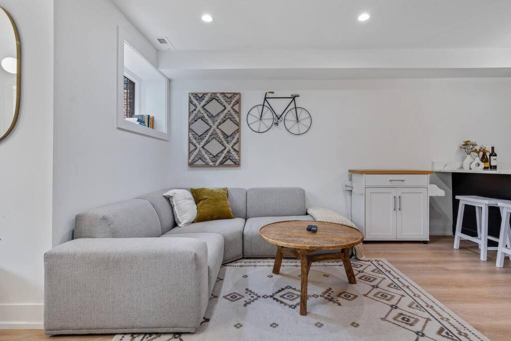 Logan Square Luxury Villa, 3 Beds, 3 Baths Apartment