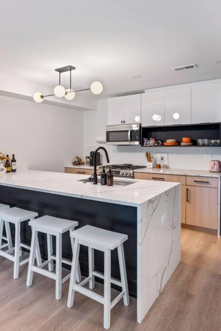 Logan Square Luxury Villa, 3 Beds, 3 Baths Apartment *