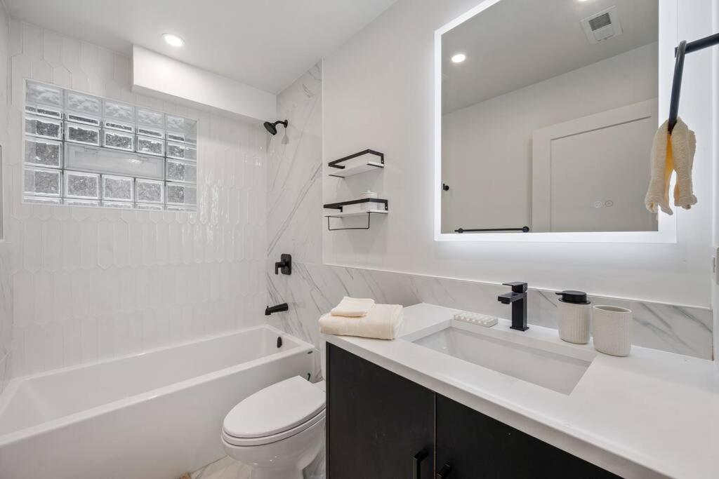 Logan Square Luxury Villa, 3 Beds, 3 Baths