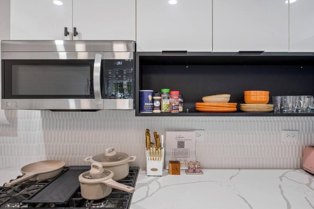 Logan Square Luxury Villa, 3 Beds, 3 Baths