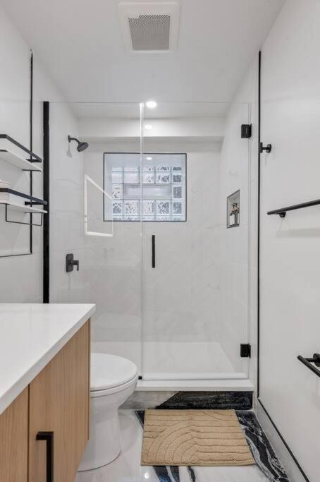 Logan Square Luxury Villa, 3 Beds, 3 Baths Apartment