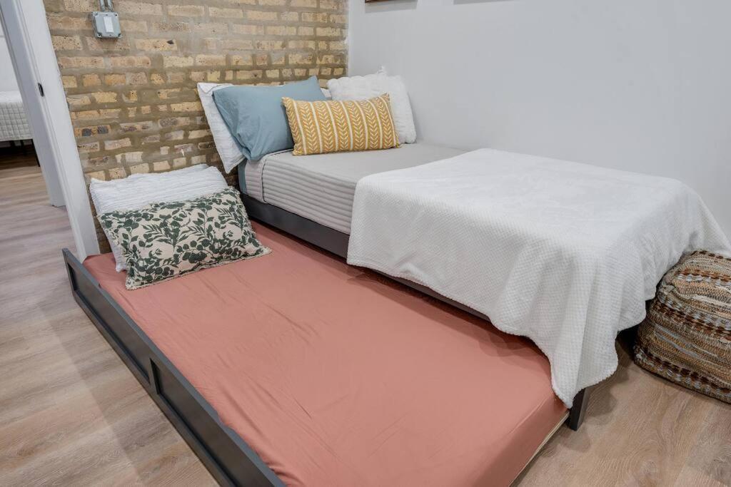Logan Square Luxury Villa, 3 Beds, 3 Baths *