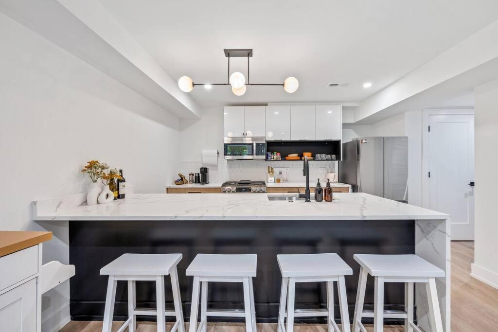 Logan Square Luxury Villa, 3 Beds, 3 Baths *