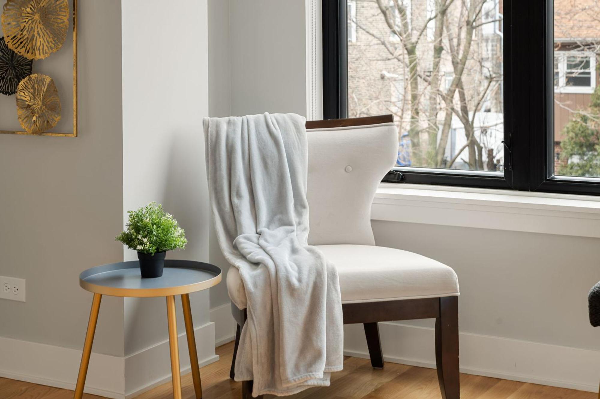 Cozy 3bd 2bath Retreat With Balcony Chicago