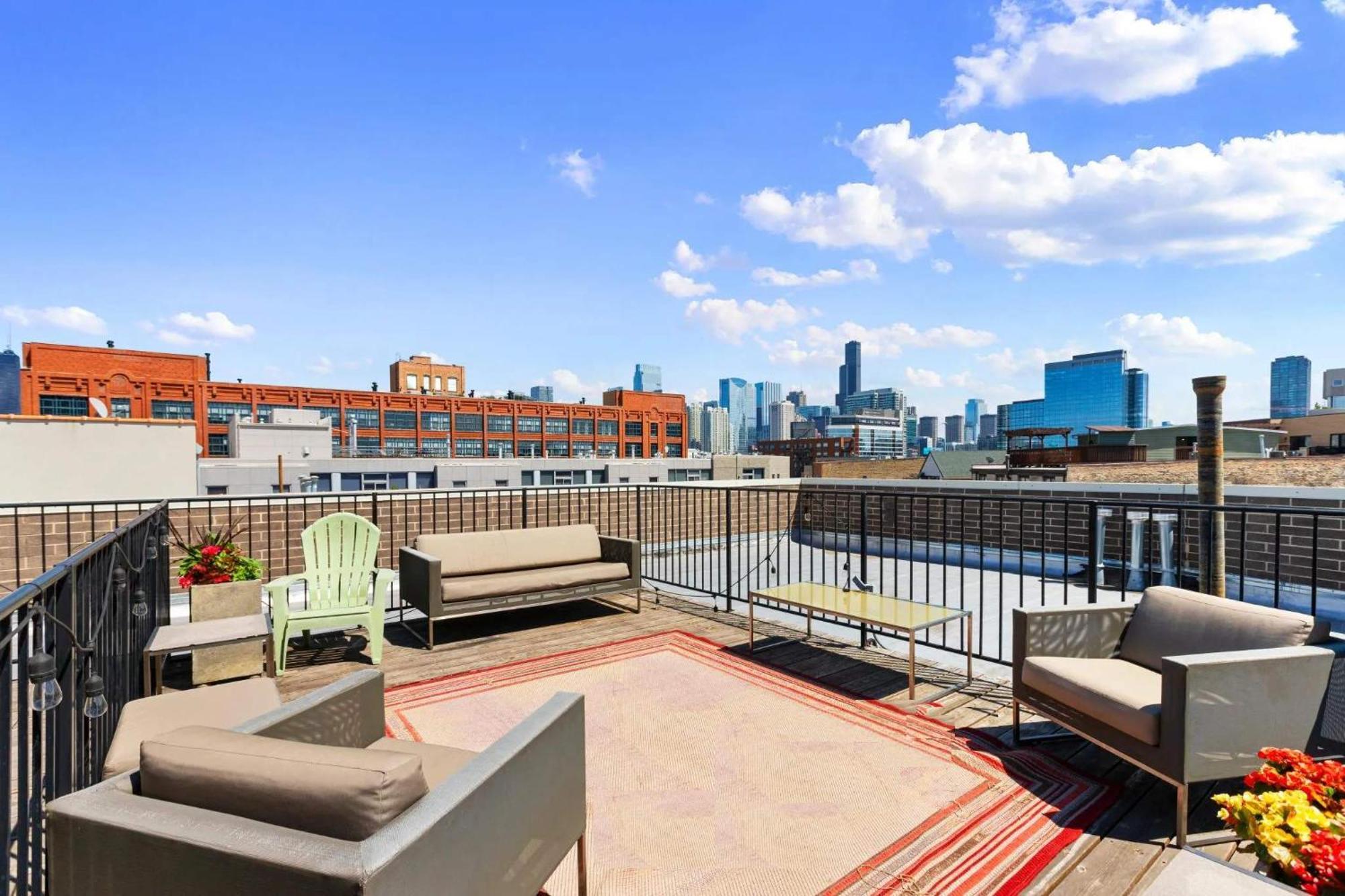 1 Garage Parking, Skyline Rooftop, Pingpong, Balcony * Chicago