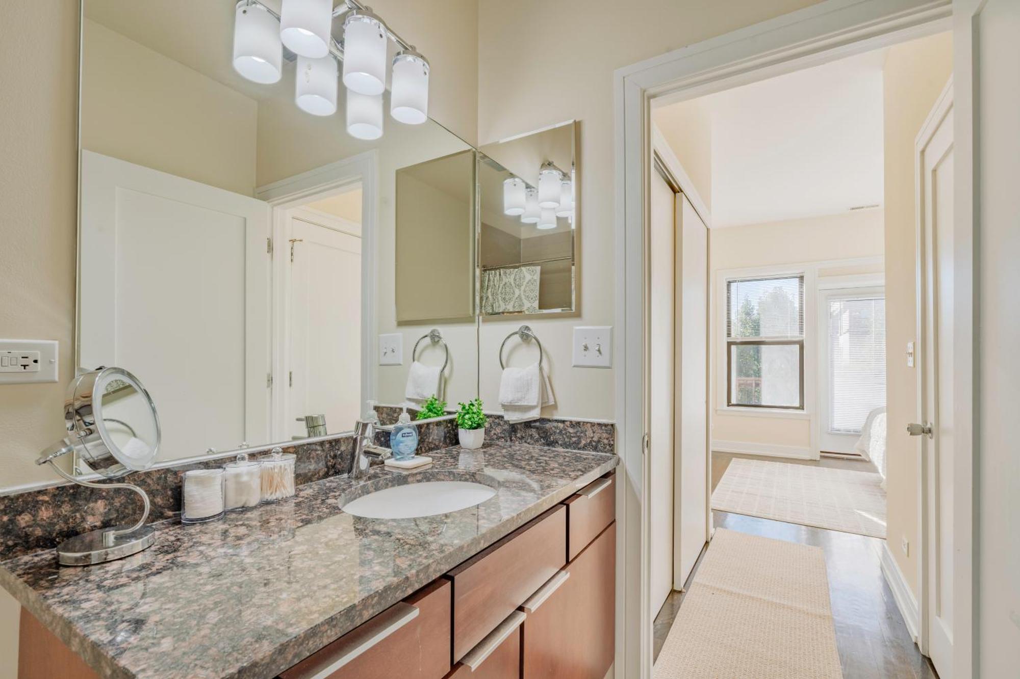 Apartment Chic & Elegant 4br Retreat Near Uchi With Laundry