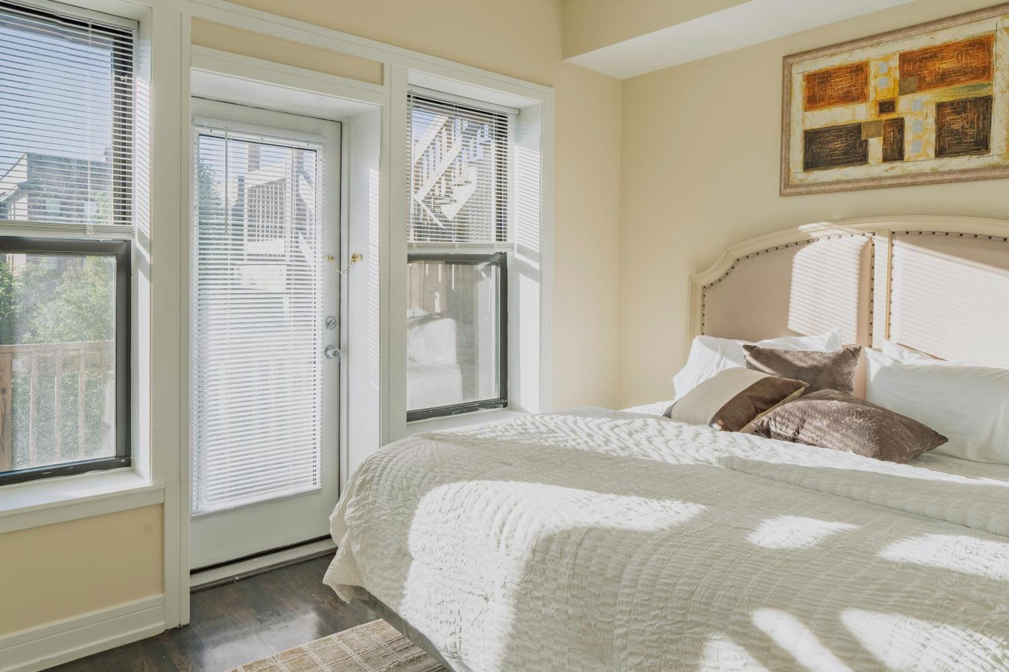 Chic & Elegant 4br Retreat Near Uchi With Laundry Chicago