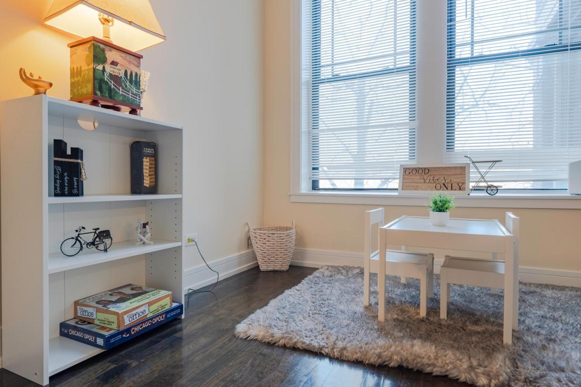 Apartment Chic & Elegant 4br Retreat Near Uchi With Laundry Chicago