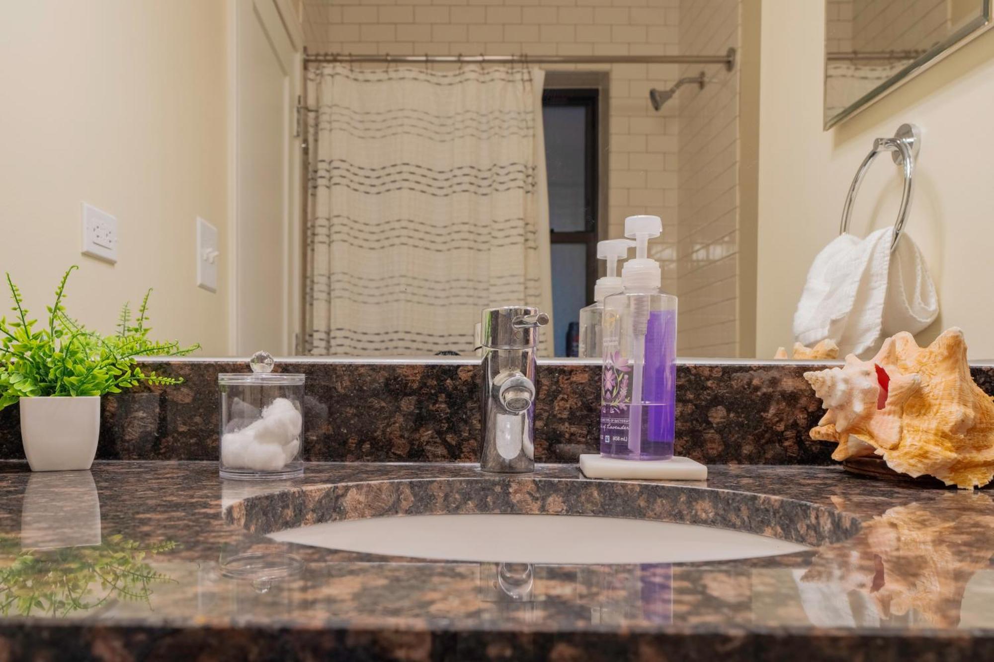 Chic & Elegant 4br Retreat Near Uchi With Laundry Apartment *