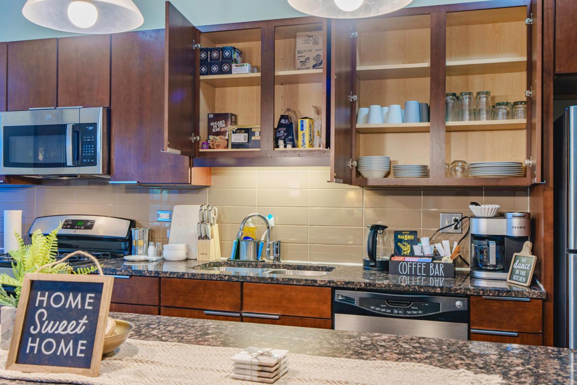 Apartment Chic & Elegant 4br Retreat Near Uchi With Laundry *