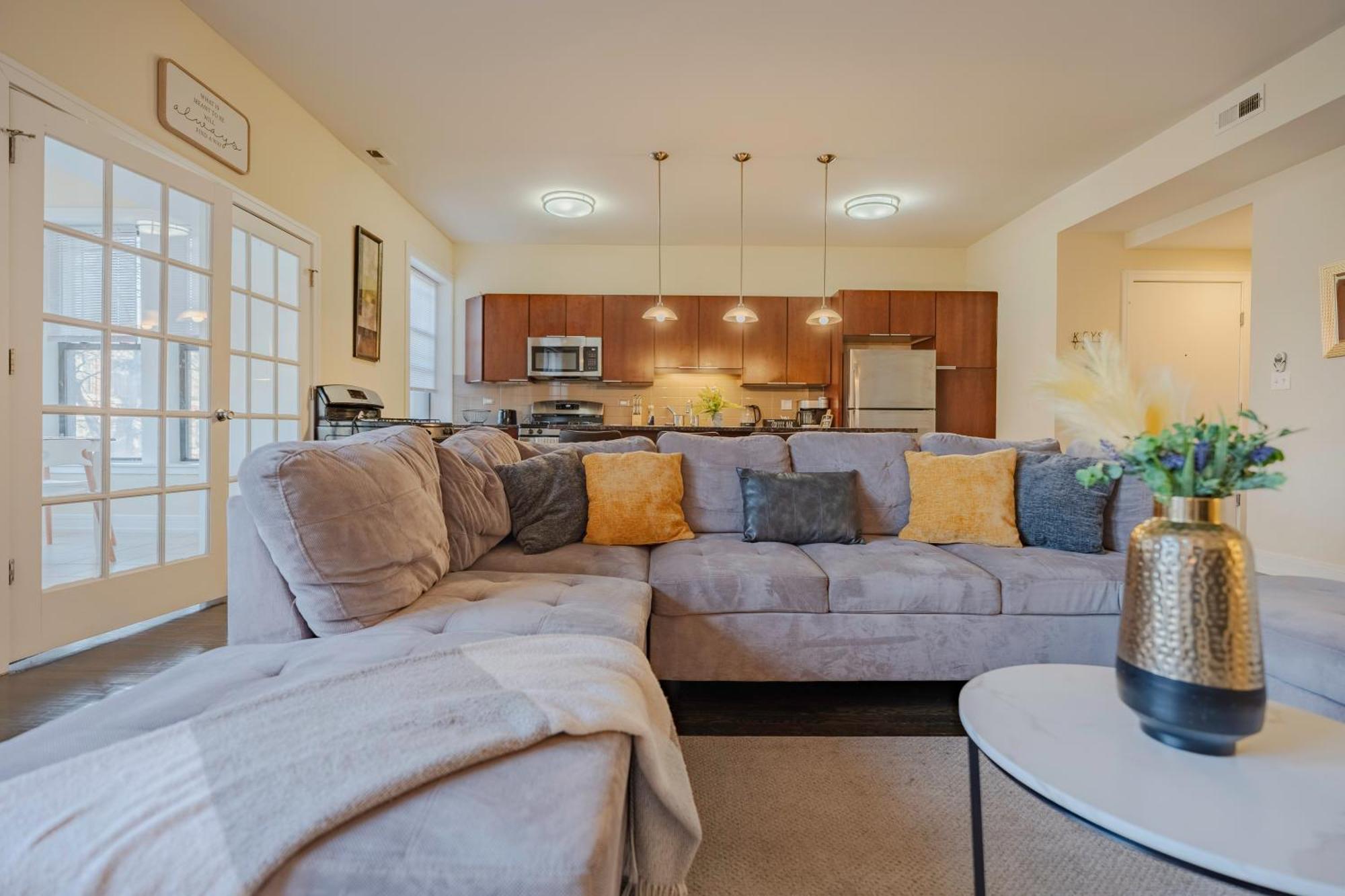 Chic & Elegant 4br Retreat Near Uchi With Laundry *