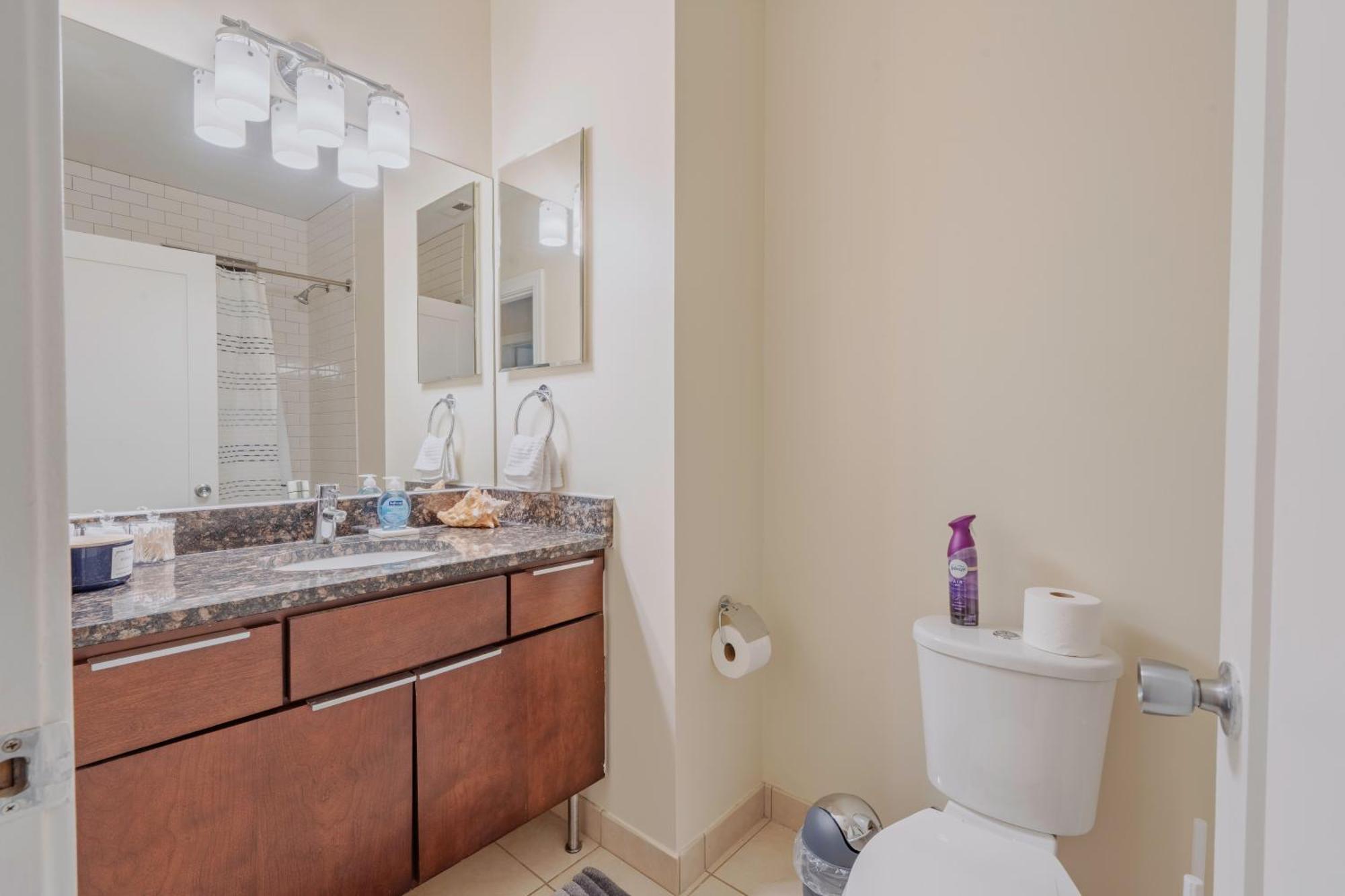 Chic & Elegant 4br Retreat Near Uchi With Laundry Apartment