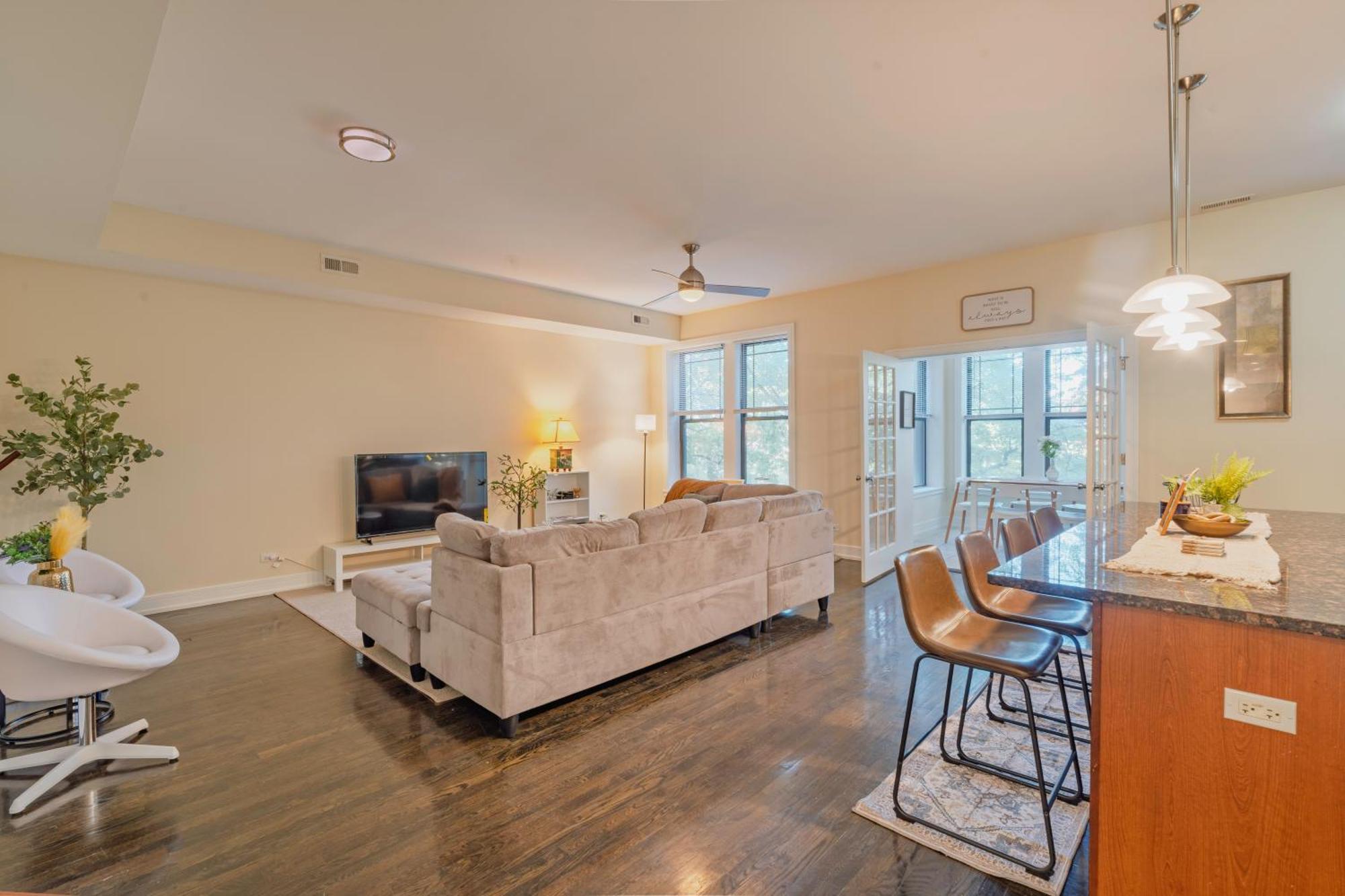 Chic & Elegant 4br Retreat Near Uchi With Laundry *