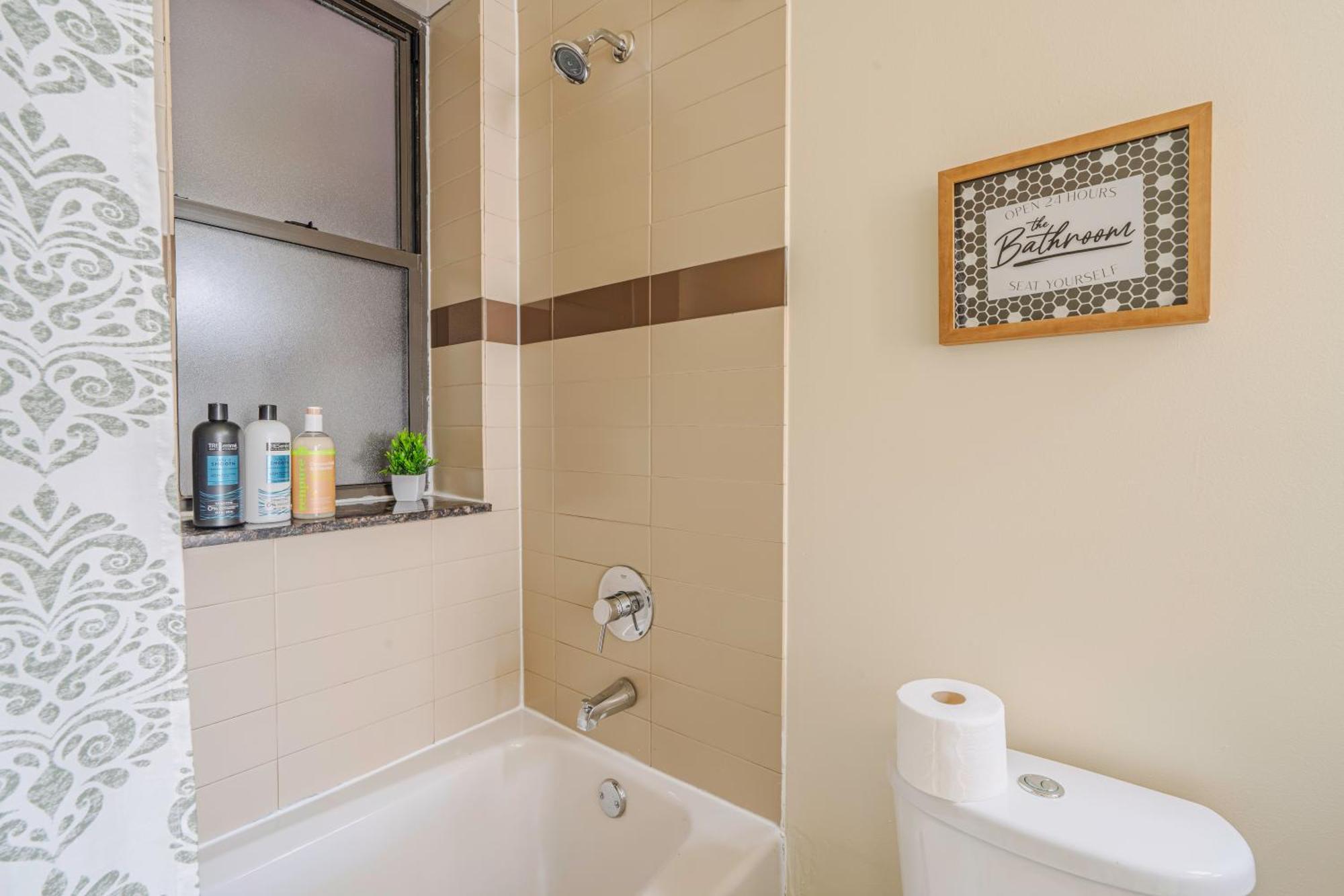 Chic & Elegant 4br Retreat Near Uchi With Laundry Apartment *