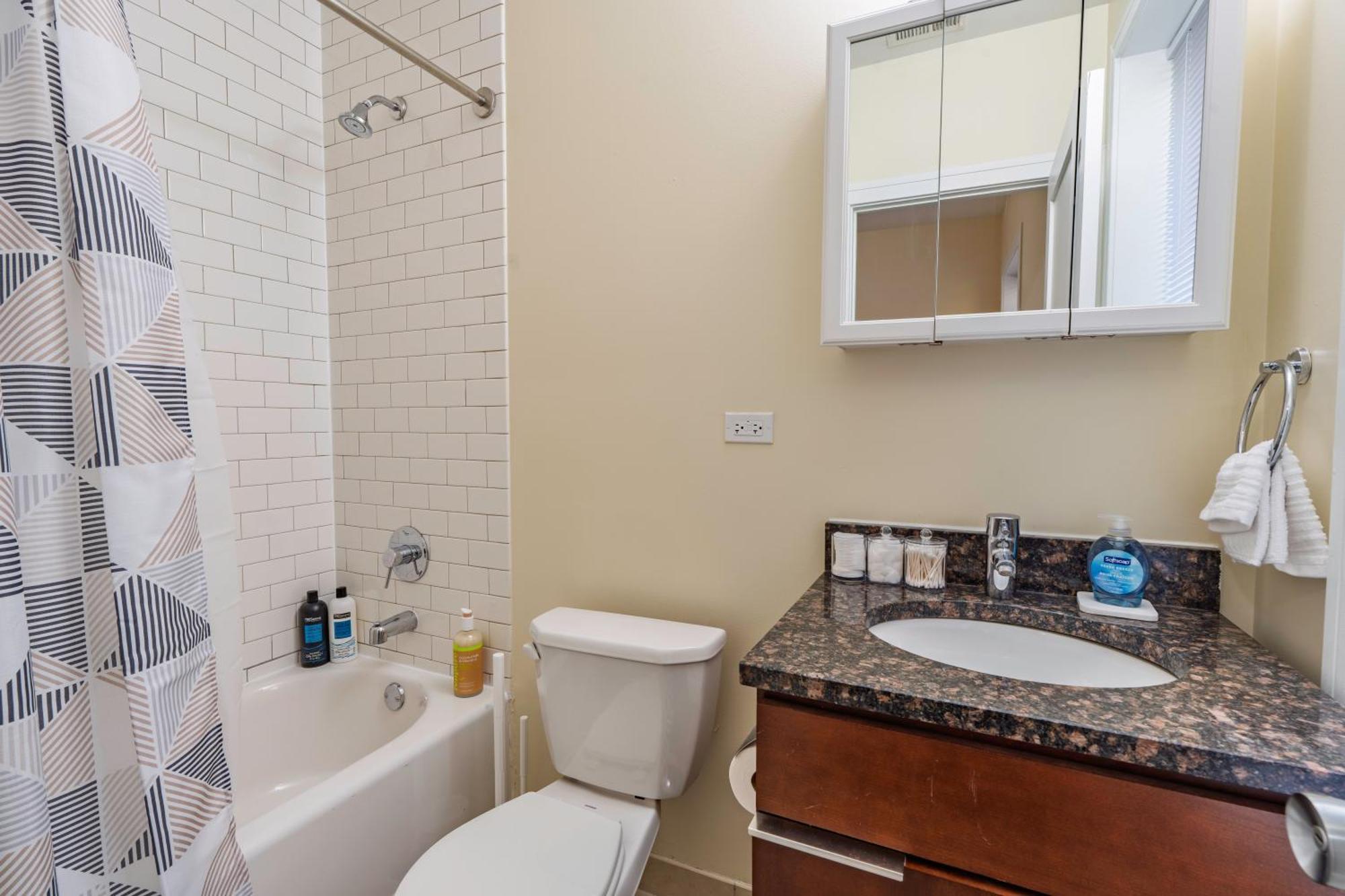 Chic & Elegant 4br Retreat Near Uchi With Laundry Apartment Chicago