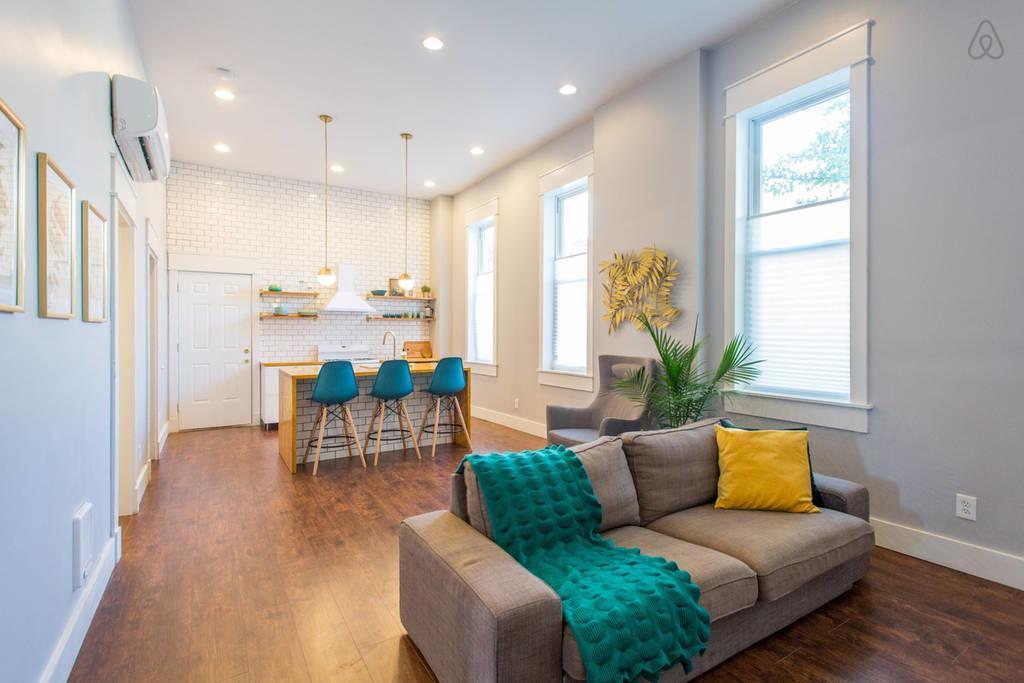 Charming Near Downtown Apartment Chicago