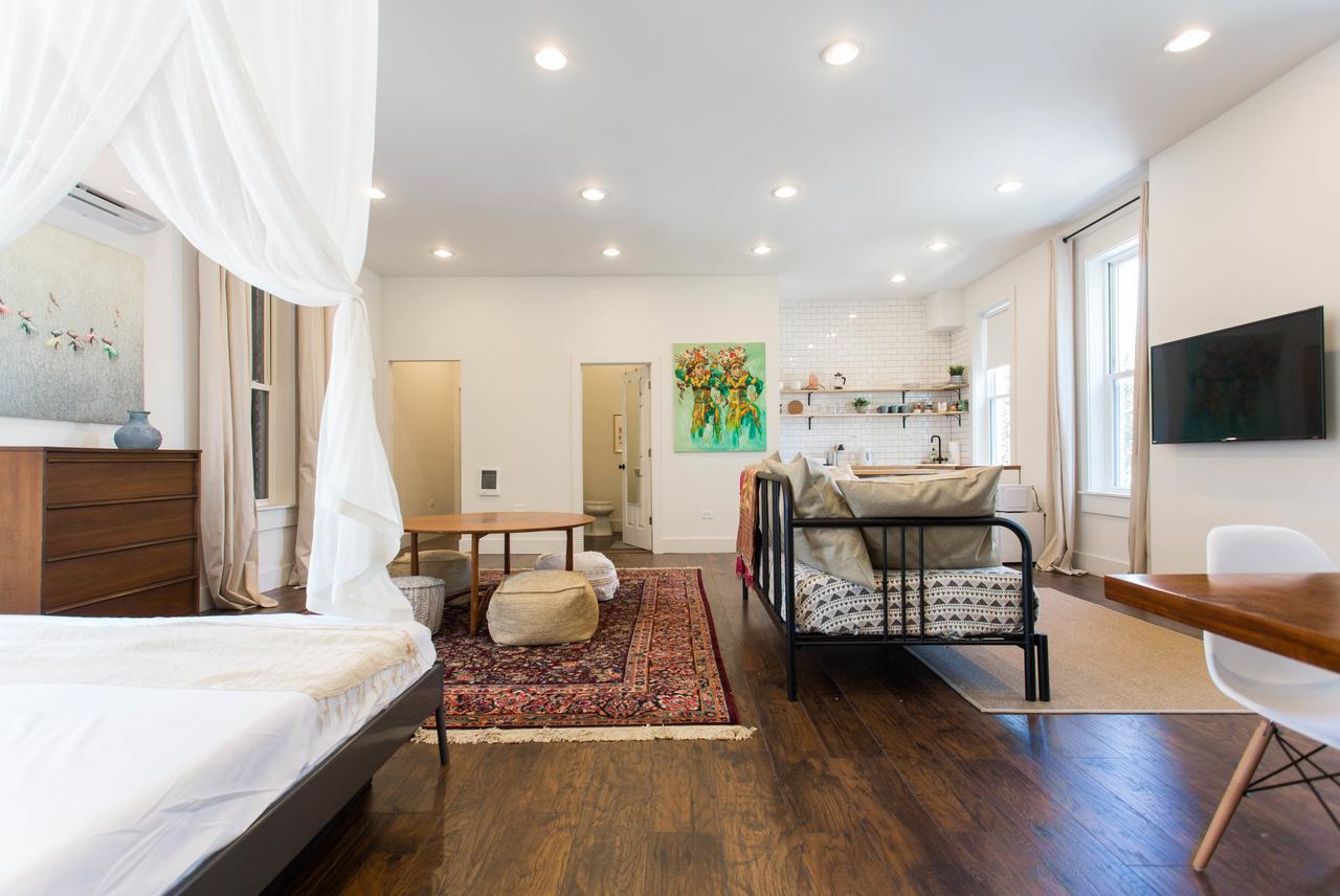 Charming Near Downtown Apartment Chicago