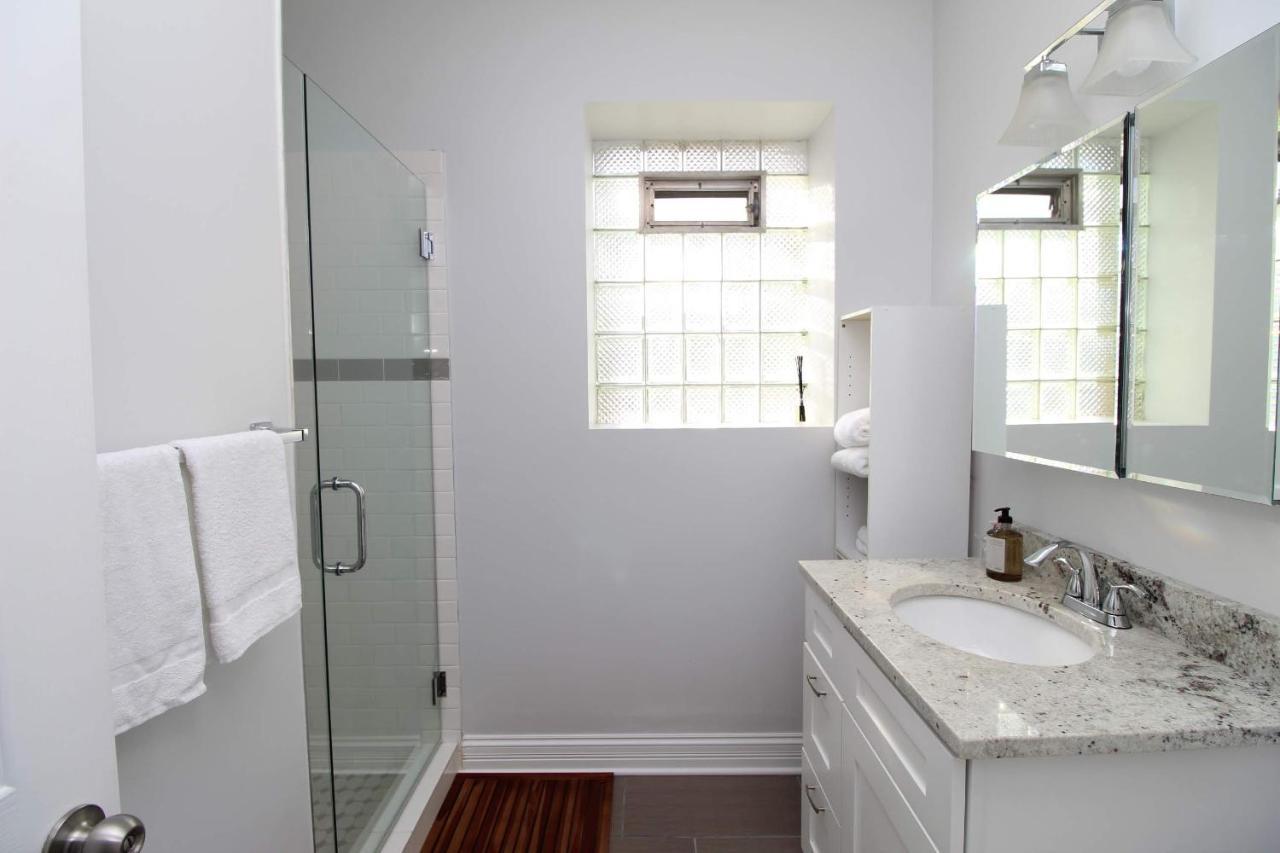 Apartment Frontdesk Updated 2 Bedroom Apt With Full Kitchen *