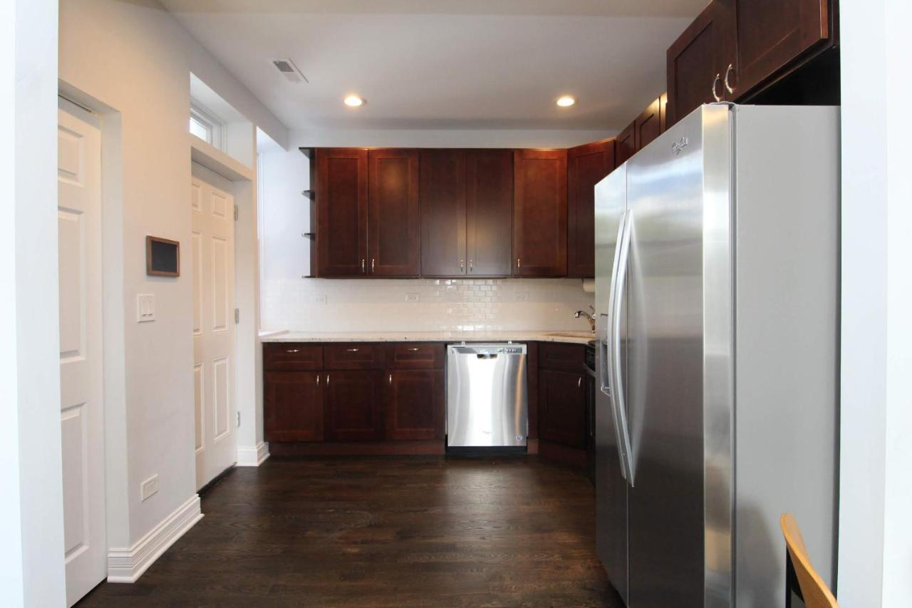 Apartment Frontdesk Updated 2 Bedroom Apt With Full Kitchen Chicago