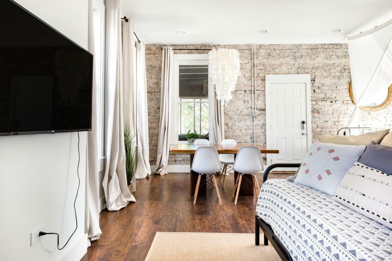 Charming Near Downtown Apartment Chicago