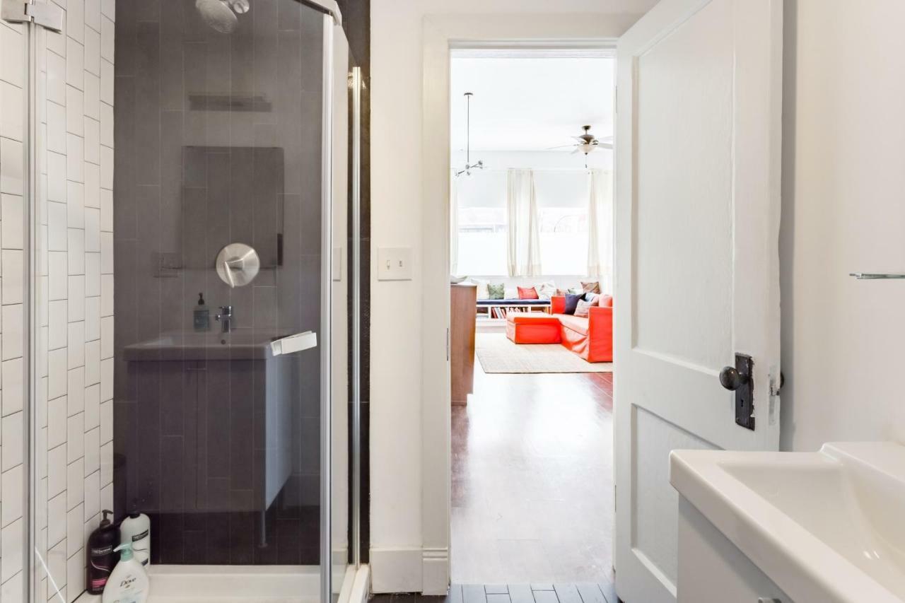 Charming Near Downtown Apartment Chicago