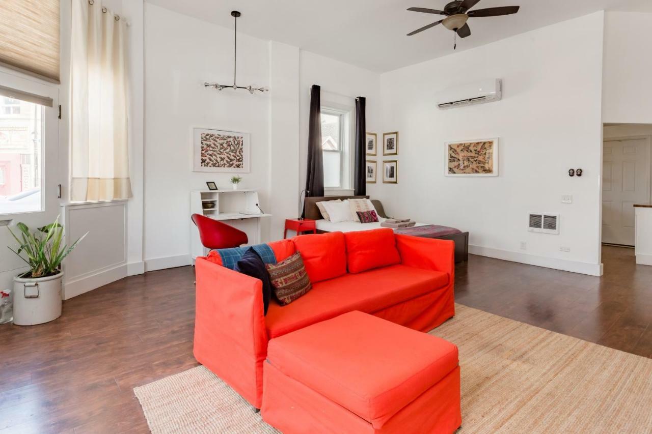 Charming Near Downtown Apartment Chicago