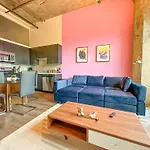 Mccormick Place Modern Loft With An Amazing City Skyline View And Optional Parking For 8 Guests