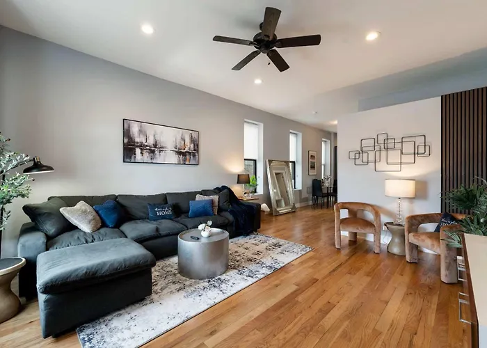 2 Bedroom Home Near West Loop With Parking