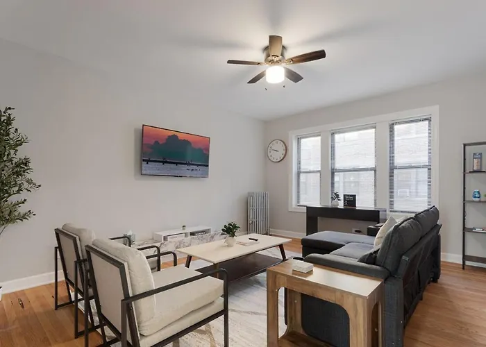 Comfy & Central 1Br Steps From Loyola & Dining