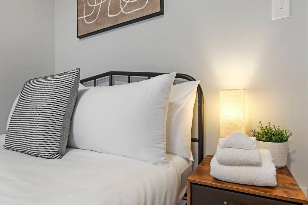 Apartment Relaxing 2br Apt With Comfy Bedrooms - Lockwood 3 *