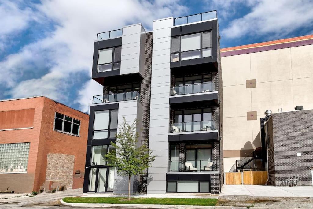 Apartment New Construction Building In River North *