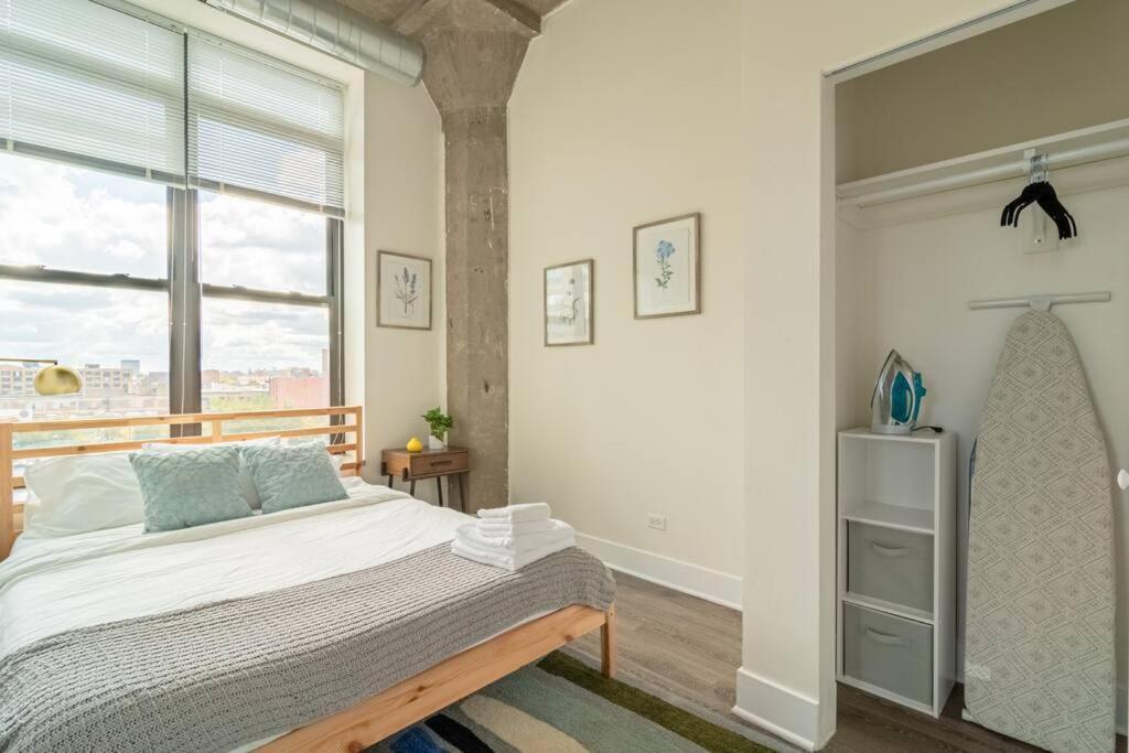 Mccormick 2br/2ba Family Unit For Up To 6 Guests With Optional Parking & Gym Access Apartment Chicago