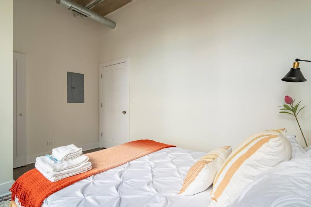 Mccormick 2br/2ba Family Unit For Up To 6 Guests With Optional Parking & Gym Access Apartment Chicago