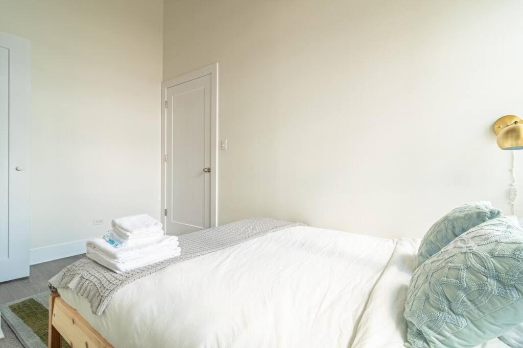 Mccormick 2br/2ba Family Unit For Up To 6 Guests With Optional Parking & Gym Access Chicago