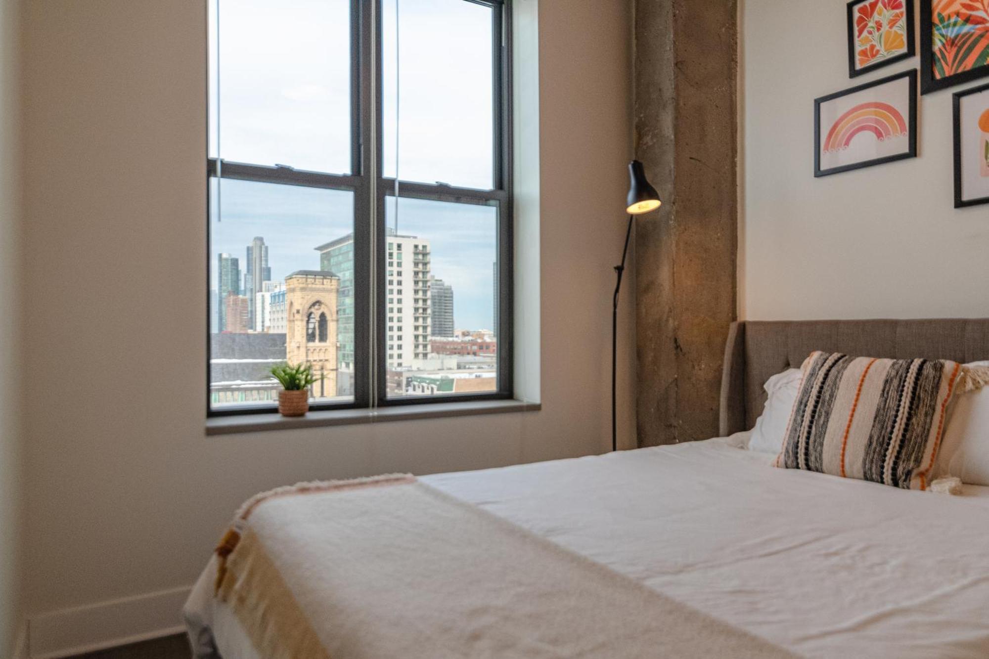 Mccormick Place Modern Loft With An Amazing Skyline View And Optional Parking For 8 Guests Apartment Chicago