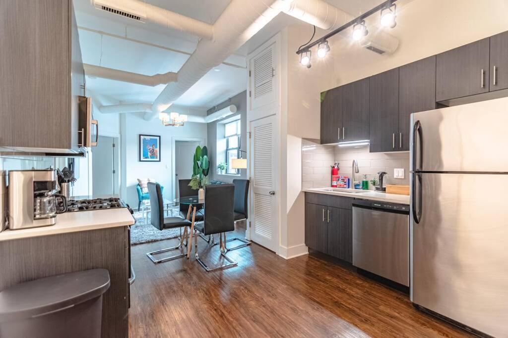 Apartment Mccormick Place 420 Friendly 3br Family Unit For Up To 8 Guests With Optional Parking