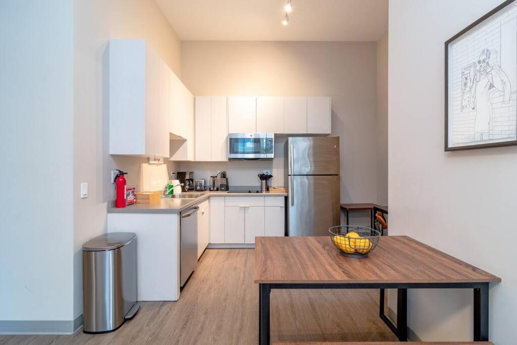 Mccormick Oasis With Balcony, Optional Parking, Patio And Gym Sleeps 6 Near Mccormick Place, Grant Park, Soldier Field & Museum Campus Apartment