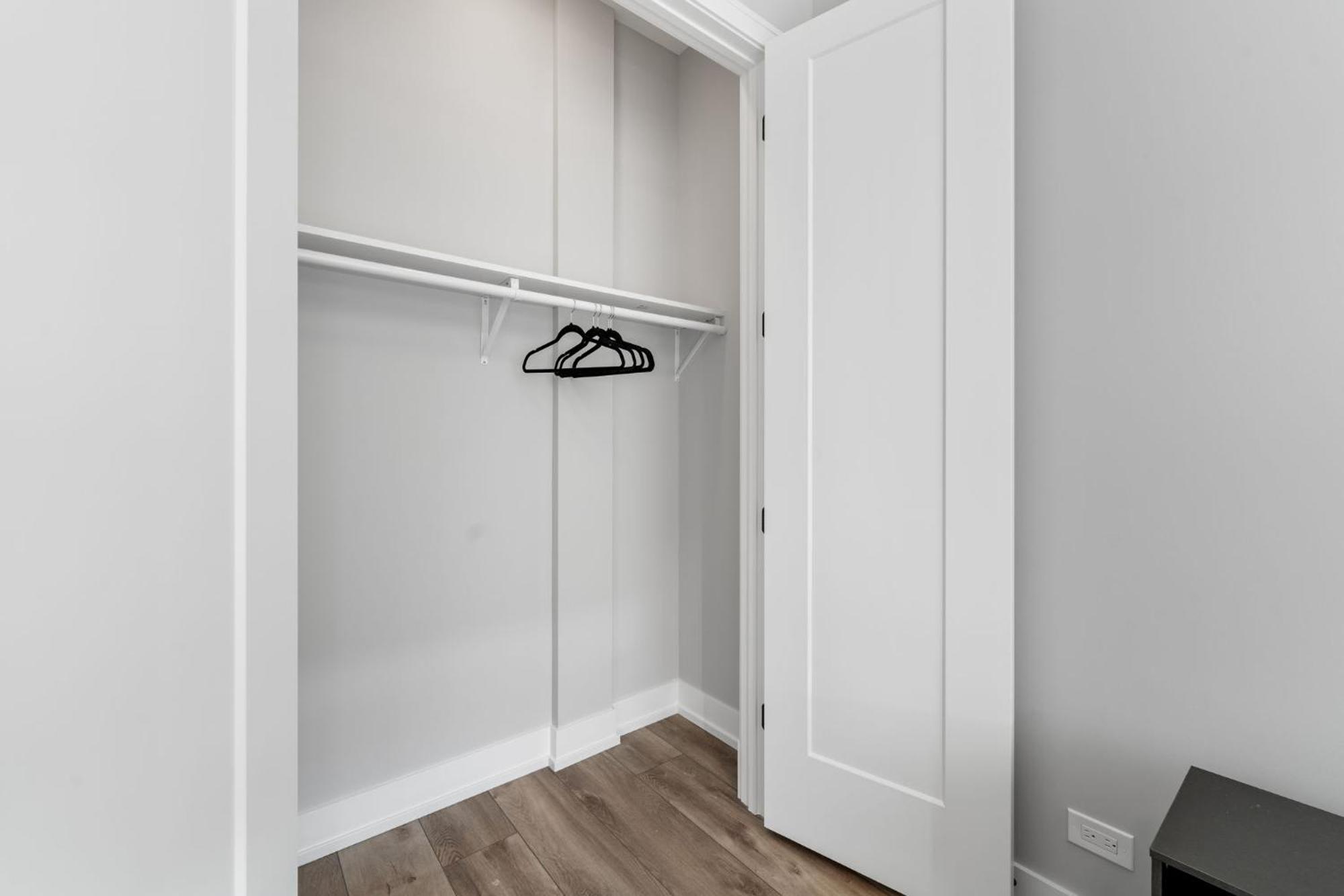 Apartment Contemporary Luxury: New 3br 2ba Stylish Haven