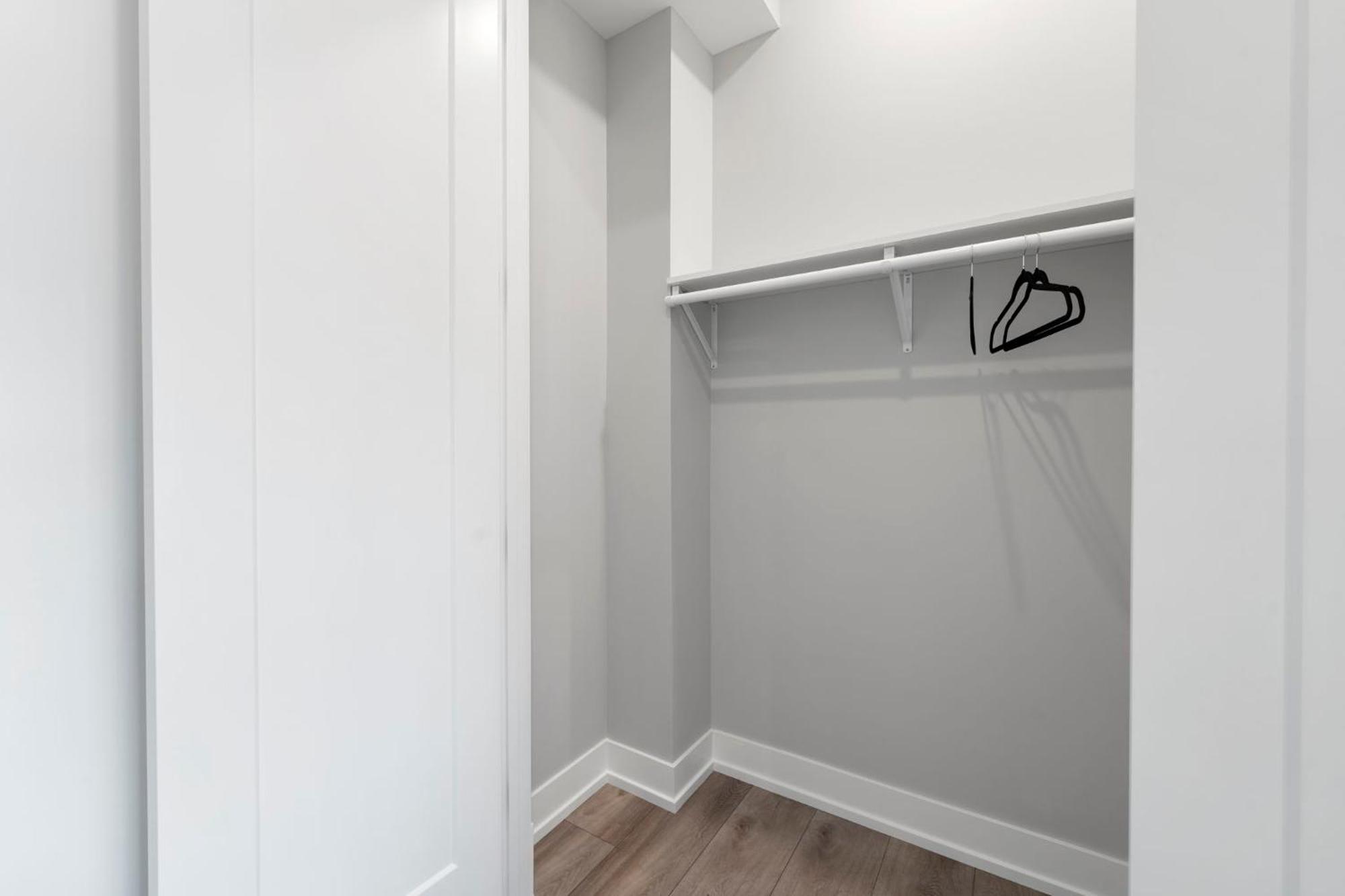 Apartment Contemporary Luxury: New 3br 2ba Stylish Haven