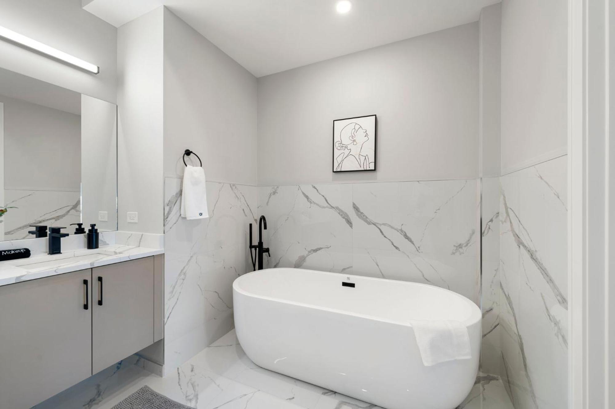 Contemporary Luxury: New 3br 2ba Stylish Haven Chicago