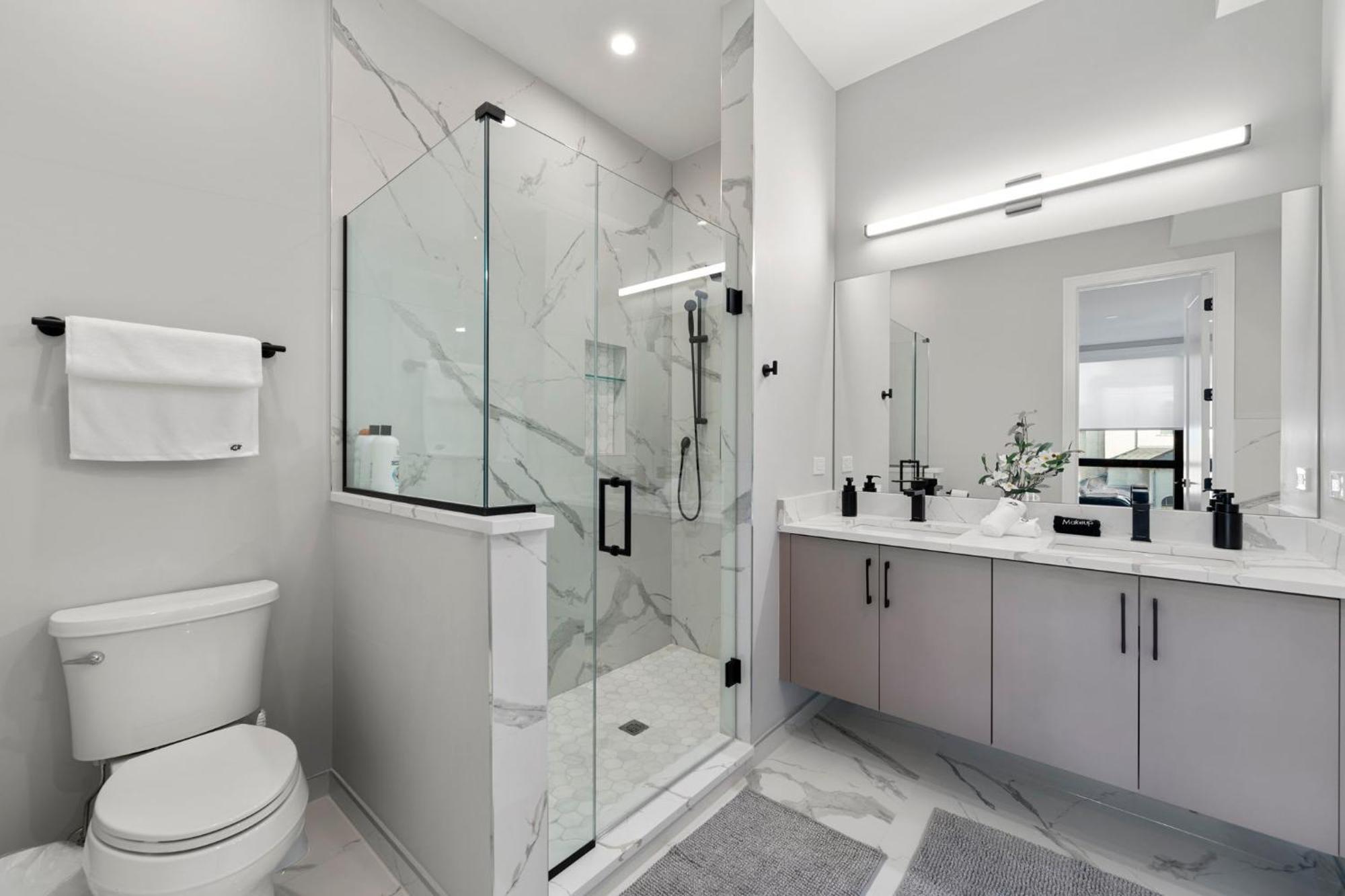 Contemporary Luxury: New 3br 2ba Stylish Haven Apartment *
