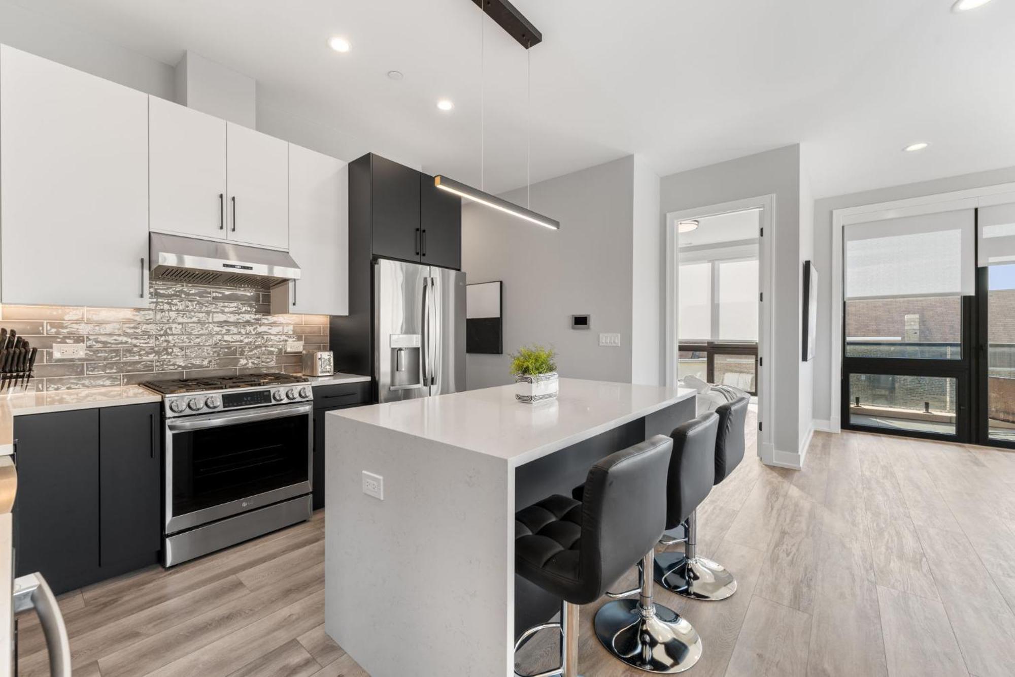 Contemporary Luxury: New 3br 2ba Stylish Haven * Chicago