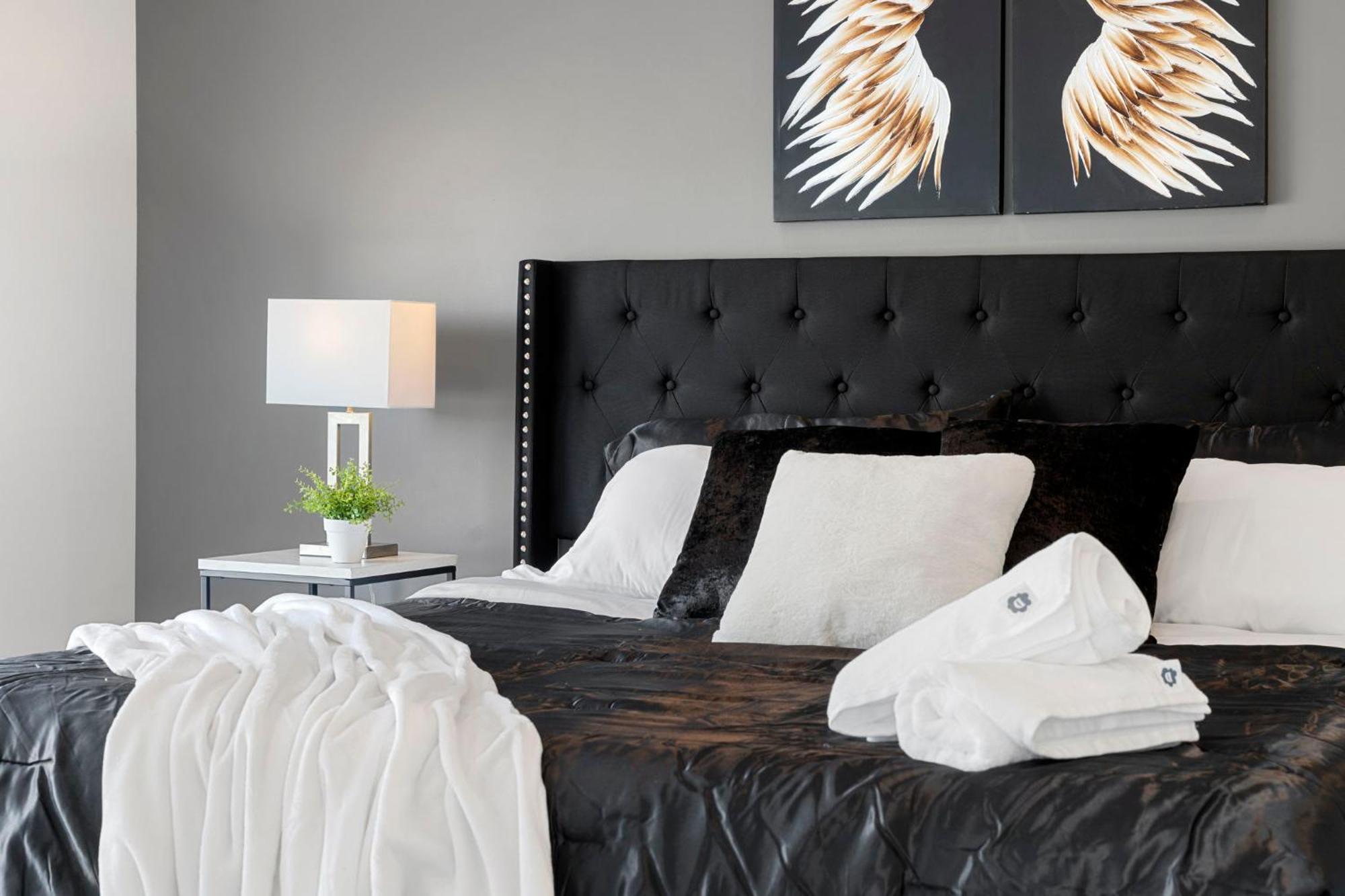 Contemporary Luxury: New 3br 2ba Stylish Haven Apartment Chicago
