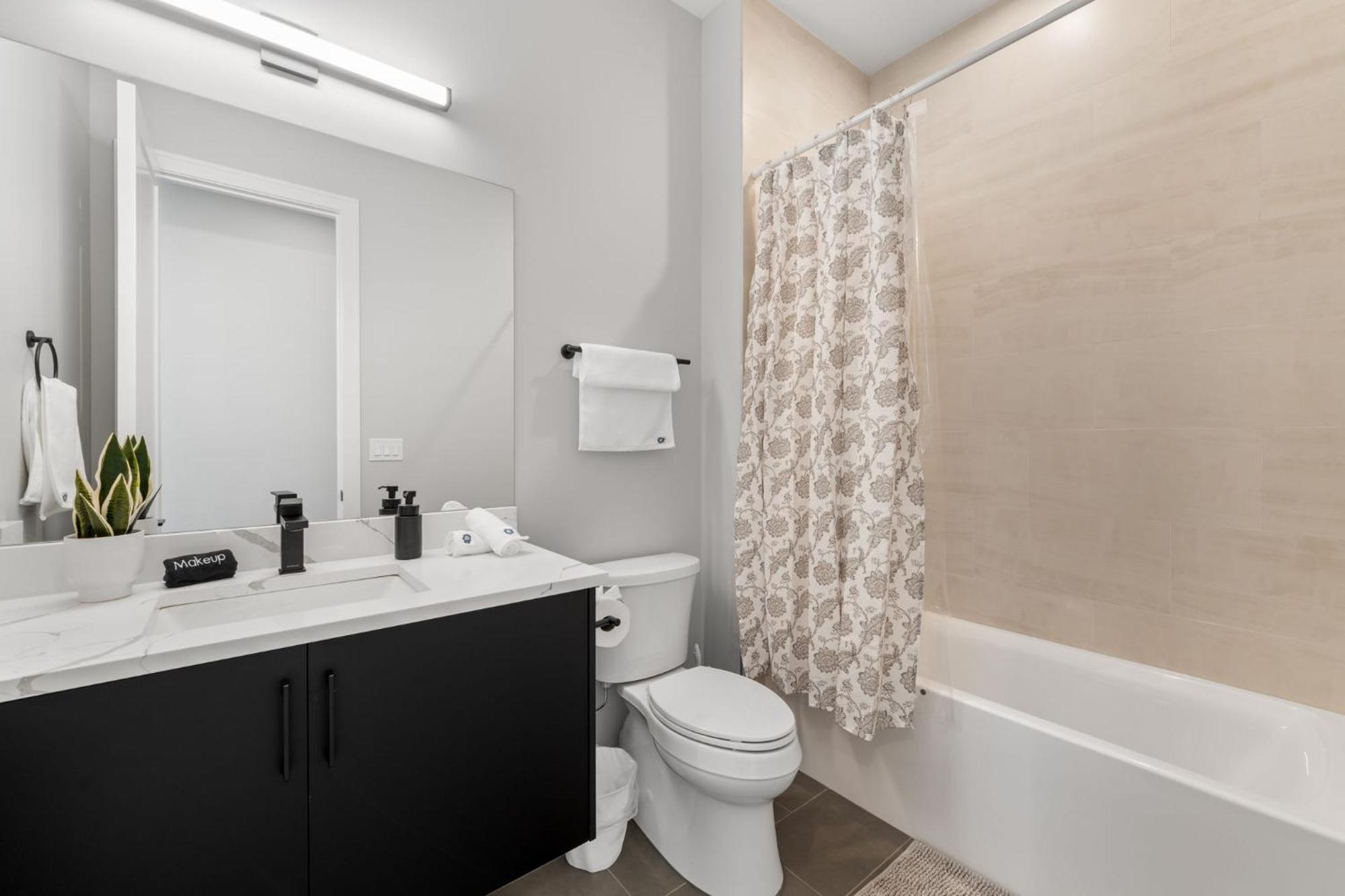 Apartment Contemporary Luxury: New 3br 2ba Stylish Haven Chicago