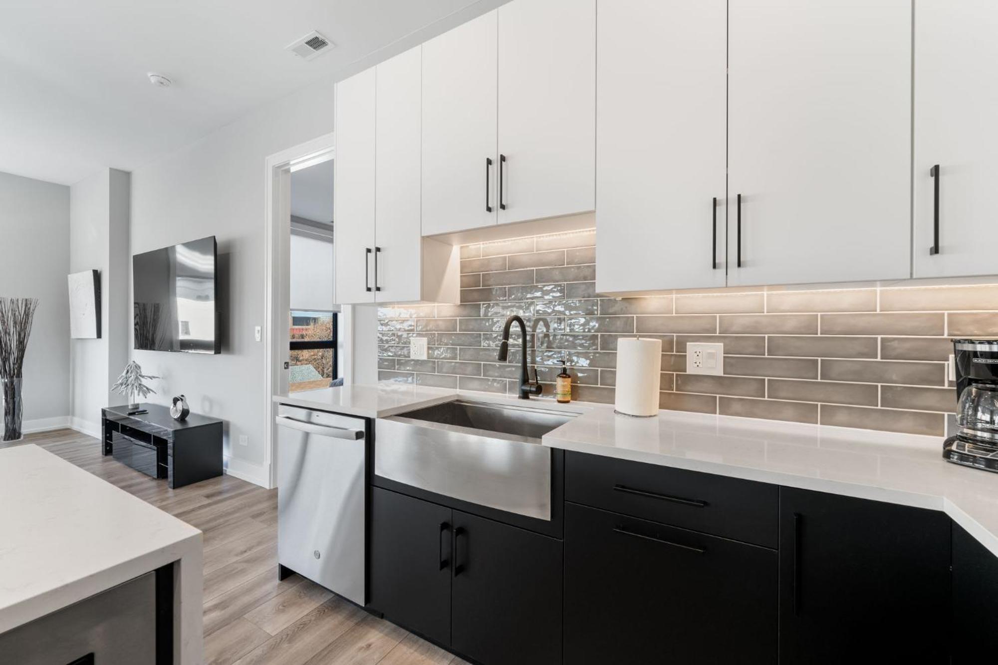 Contemporary Luxury: New 3br 2ba Stylish Haven