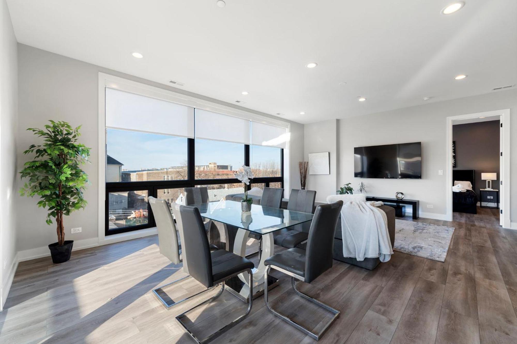 Contemporary Luxury: New 3br 2ba Stylish Haven Chicago