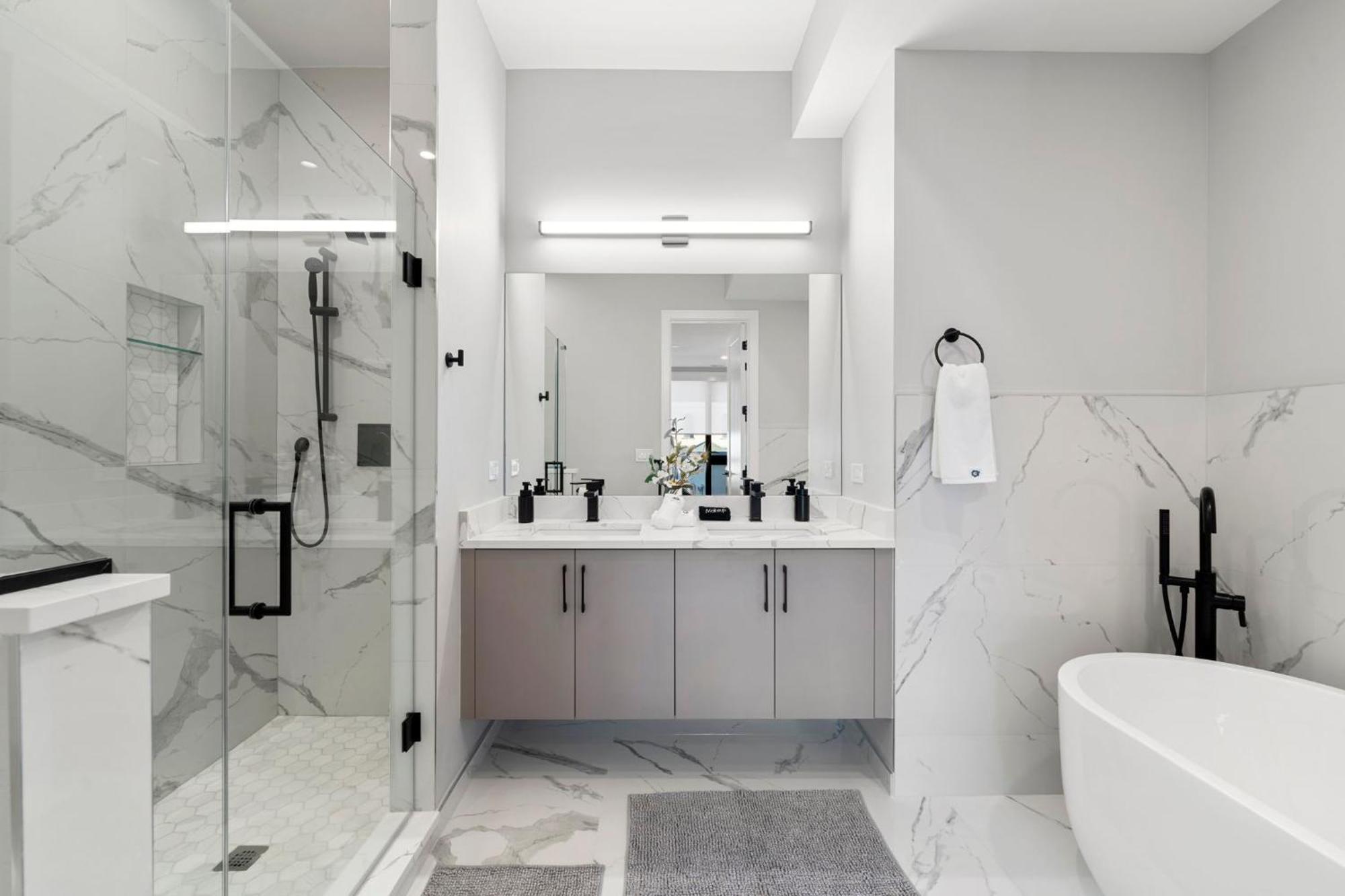 Contemporary Luxury: New 3br 2ba Stylish Haven Apartment