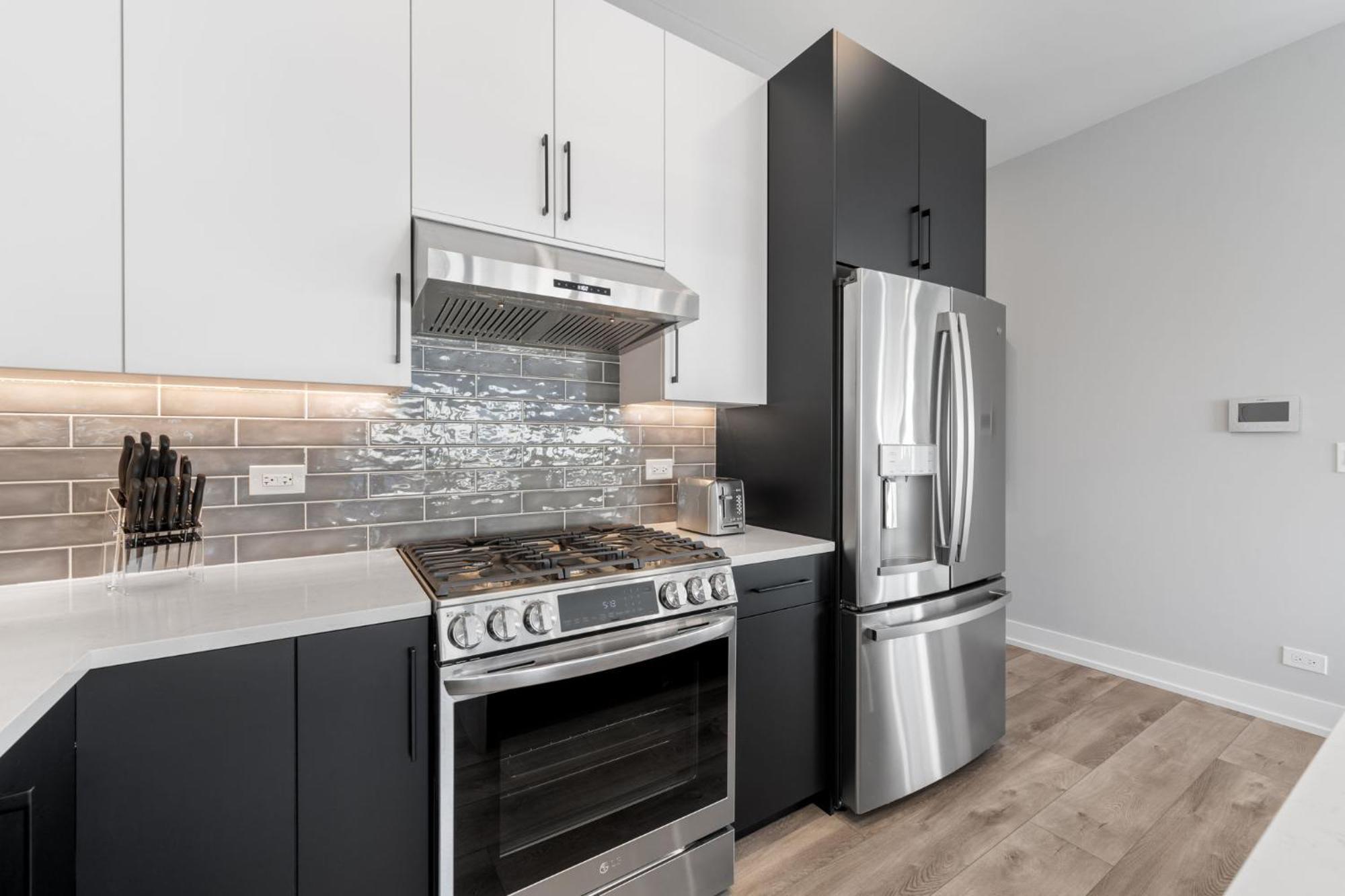 Contemporary Luxury: New 3br 2ba Stylish Haven Apartment Chicago