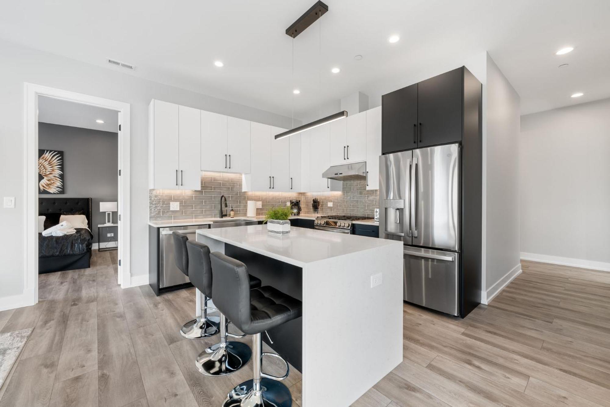 Contemporary Luxury: New 3br 2ba Stylish Haven Chicago